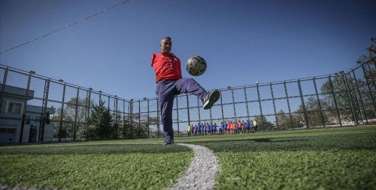 Futbol tutkusu tek koluyla hayata bağladı