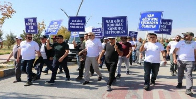 Van Gölü’nün kirliliğine dikkat çekmek için 500 kilometre yürüdüler