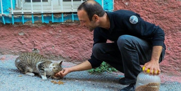 Sokak hayvanlarını doyurmak için motosikletiyle İzmir'i turluyor