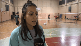 Çift elle atılamayan badminton servislerini tek elleri ile atıyorlar