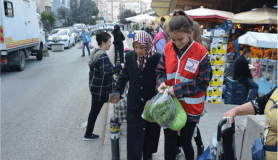 Pazardan dönen yaşlılara öyle bir sürpriz yaptılar ki...Kimse inanamadı