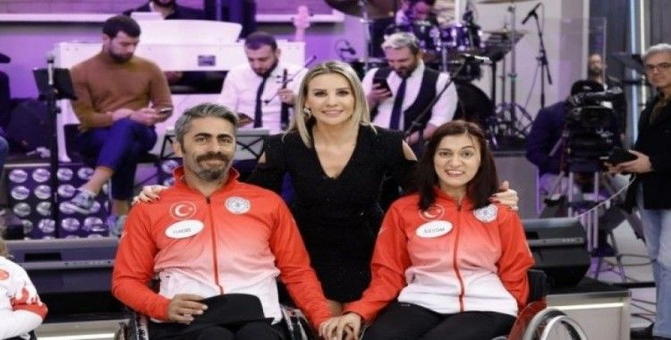 Esra Erol’a engellilere yardımlarından dolayı plaket