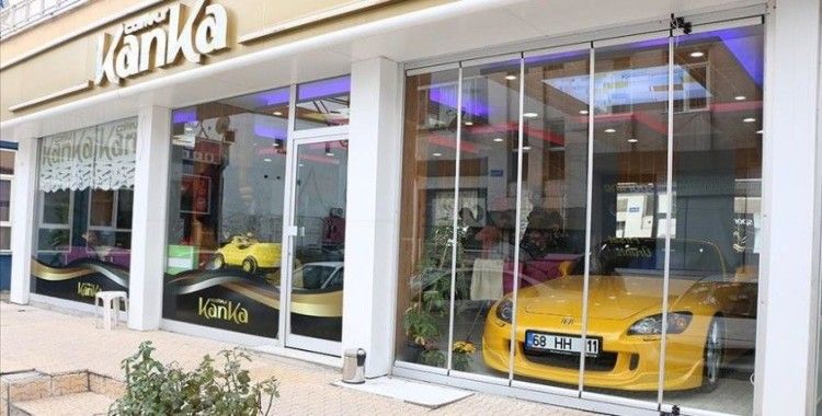 Hayalini kurduğu lüks otomobili dükkanında sergiliyor