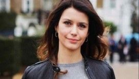 Beren Saat'in yere yatarak verdiği poz takipçilerini ikiye böldü