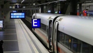 Paris'te Noel öncesi eylemcilerden metro hattına sis bombası