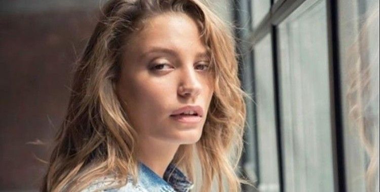 Serenay Sarıkaya 'makyajsız' deyip paylaştı göğüs dekoltesi olay oldu