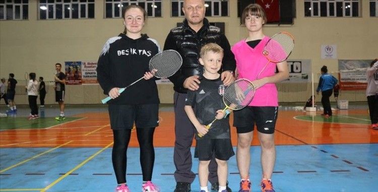 Badmintonda aile boyu başarı hedefliyorlar