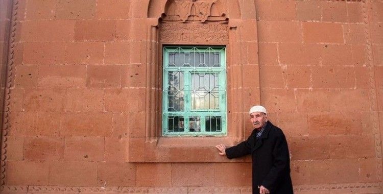 Tahsin usta 65 yıl boyunca Ahlat taşına şekil verdi