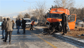 Makas atmak isteyen otomobilin çarptığı minibüs kaza yaptı: 11 yaralı