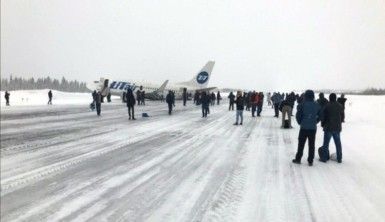 Rus yolcu uçağının kuyruğu piste çarptı, o anlar kamerada