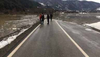 Sağanak yağmurla baraj yükseldi, yol ulaşıma kapandı