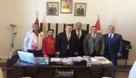 Hendek Karate Kulübü sporcusu Ateş, Türk Bayrağını Devlet Bahçeli'ye verdi