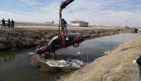 Sulama kanalına uçan otomobildeki anne ve çocuğunu genç adam kurtardı