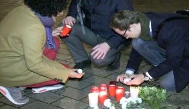 Berlin'de Brandenburg Kapısı önünde ırkçı saldırıya sessiz protesto