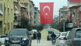 Hataylı şehidin evine dev Türk bayrağı asıldı