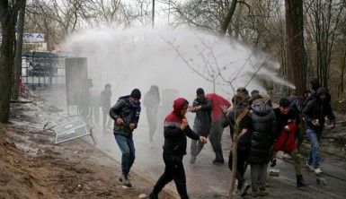 Yunanistan'ın göçmenlere yönelik sert müdahalesi sürüyor