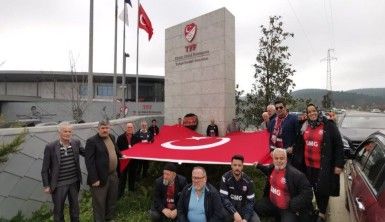 İstanbul'daki Kastamonulu vatandaşlar TFF önüne siyah çelenk bıraktı