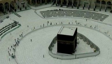 Kabe'de Cuma namazı tavaf alanının dışında kılındı