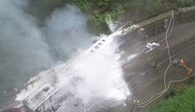 Çin'de yolcu treni raydan çıktı