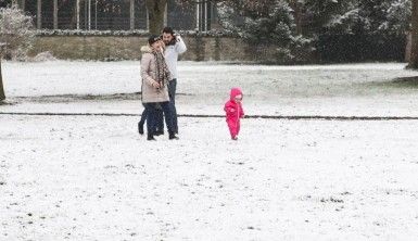 Almanya'da kar yağışı sokakları beyaza bürüdü