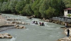 Vali Sonel, milli sporcularla rafting yaparak Munzur'da sezonu açtı