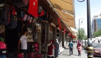 Terörün izlerinin silindiği Sur'da iş yerleri Türk bayrakları ile donatıldı