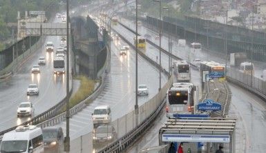 İstanbul'da yağmur trafiği olumsuz etkiledi