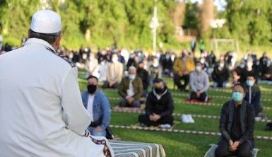 Almanya'da bayram namazı sosyal mesafeye uygun kılındı