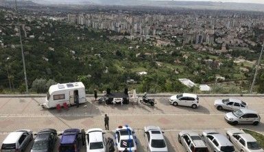 Davetliler otomobilde gelin ve damat pistte oynadı