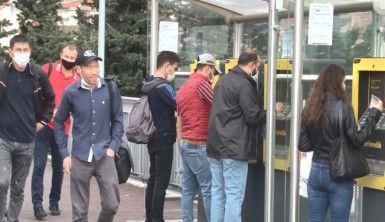 Normalleşmenin ilk sabahı metrobüs durağında insan yoğunluğu