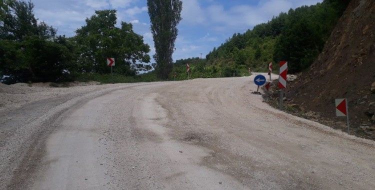 Cide’de mıcırlı yola tepki