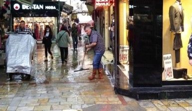 İzmir'de yağış hayatı felç etti, caddeler göle döndü