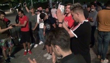 Taksim Meydanı'nda 'pes' dedirten müzik şöleni