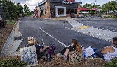 ABD'de protestocular, Brooks'un öldürüldüğü restoranı ateşe verdi