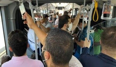 Metrobüs durağında endişe oluşturan görüntüler