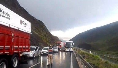 Erzincan'da sağanak heyelana neden oldu