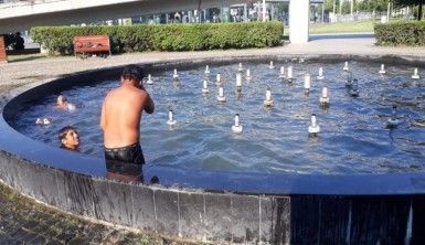 Serinlemek için 220 volt elektriğin içinde yüzdüler