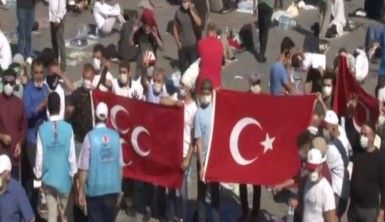 Ayasofya Camii'nin önünde vatandaşlar bayram coşkusu yaşıyor