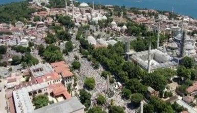 Ayasofya çevresinde saf tutan cemaat havadan görüntülendi