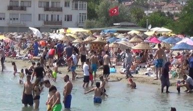 Silivri plajında sosyal mesafe unutuldu