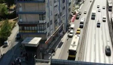 Sorumsuz sürücüler E-5 yan yolu otoparka çevirdi