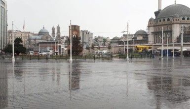 İstanbul'da vatandaşlar yağmura hazırlıksız yakalandı