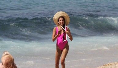 Kavurucu sıcaklardan bunalan turistler soluğu plajlarda aldı