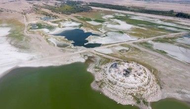 Kuş cennetinde sular çekildi, 'Pelikan Adası'na yol açıldı