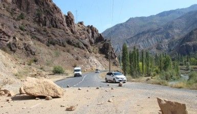 Yola düşen dev kayalar yolu kapattı