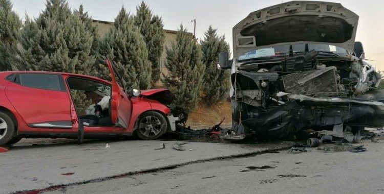 Ters yönde ilerleyen minibüs, otomobille çarpıştı: 2 yaralı