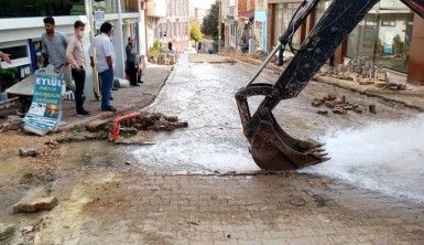 Patlayan borudan fışkıran su yolları göle çevirdi