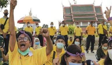 Tayland'da hükümet karşıtı göstericiler sokaklara döküldü