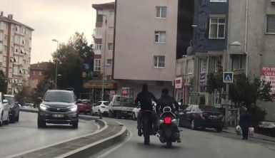 Motosiklet arıza yapınca başka motosikletli ayağı ile itti