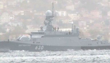 Rus savaş gemisi İstanbul Boğazı'ndan geçti